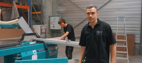 Doorstroom. Mustafa Saaif stroomt door van polyvalent medewerker bij Manus Brussel naar meubelmaker atelier bij NNOF/Your Mover Logistics.