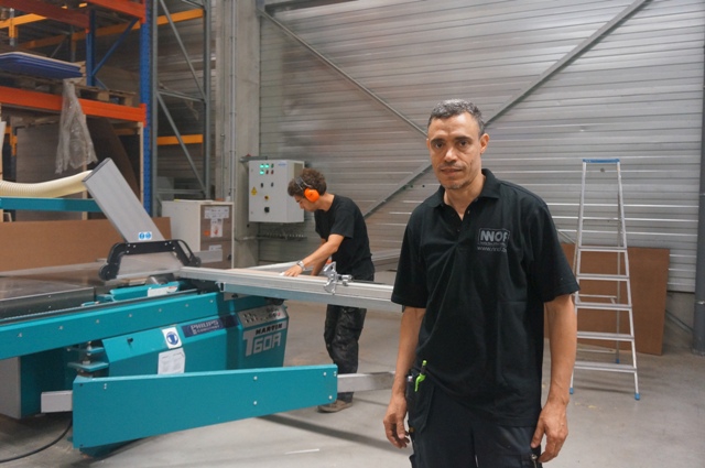 Doorstroom. Mustafa Saaif stroomt door van polyvalent medewerker bij Manus Brussel naar meubelmaker atelier bij NNOF/Your Mover Logistics.