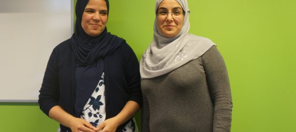 Doorstroom. Najat Kenzy en Saadia Benale gaan van Aksent naar l’Aide aux Familles.